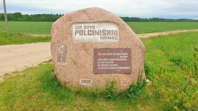 Paminklinis akmuo išnykusiam Pulciniškio kaimui Daujėnų seniūnijoje, Pasvalio rajone. Tomos Mikalajūnaitės nuotrauka, 2020